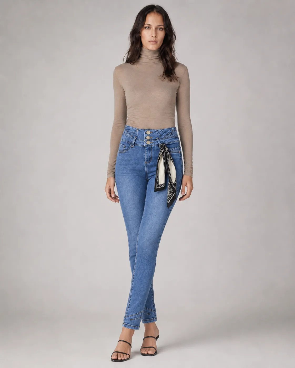 Pantalón Colombiano Fit de Mezclilla Azul Oscuro con Botones Dorados para Mujer - Image 15