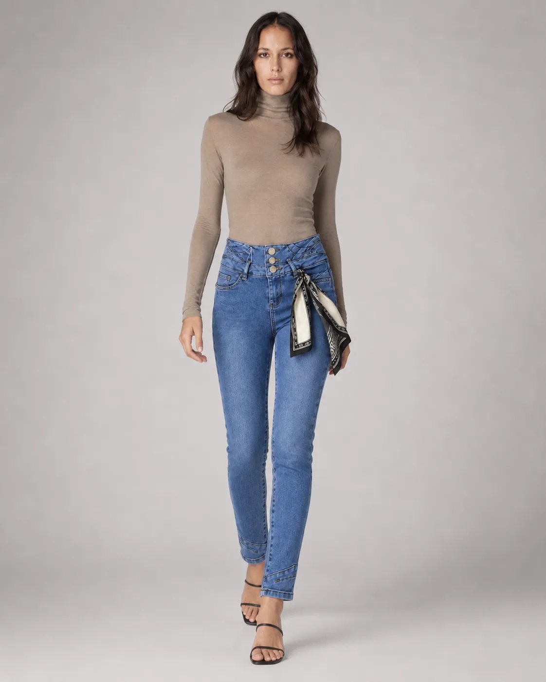 Pantalón Colombiano Fit de Mezclilla Azul Oscuro con Botones Dorados para Mujer - Image 16