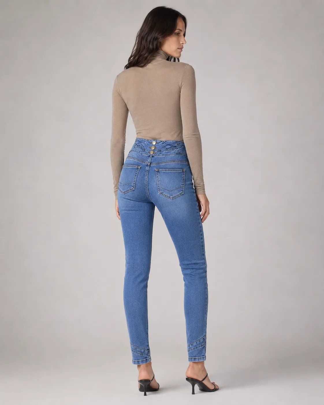 Pantalón Colombiano Fit de Mezclilla Azul Oscuro con Botones Dorados para Mujer - Image 17