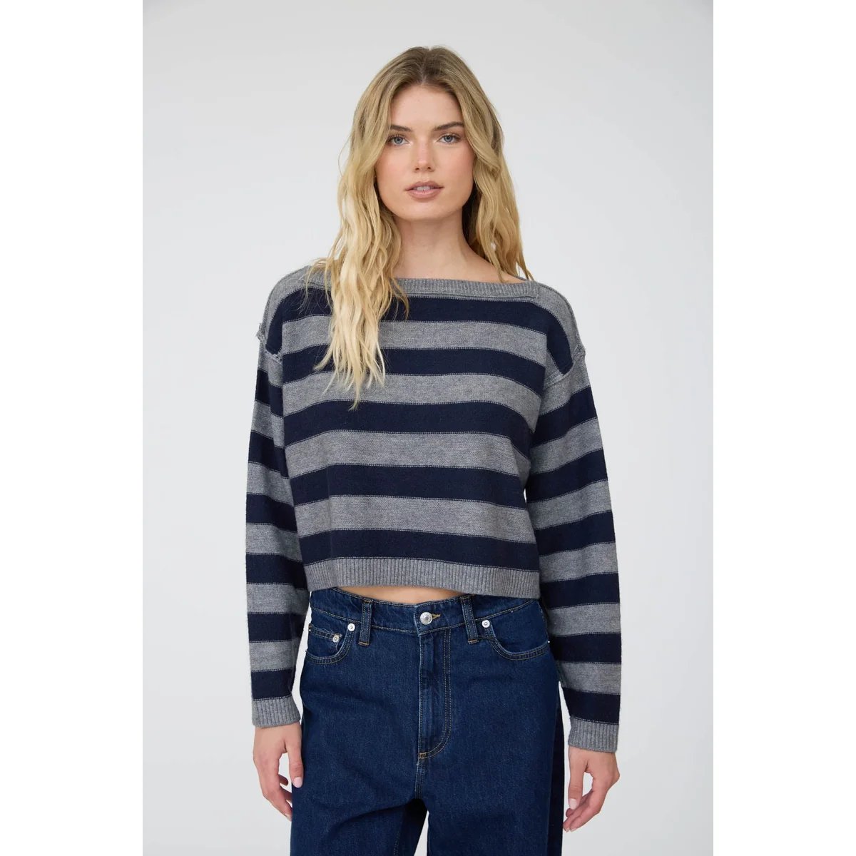 Suéter Crop de Rayas Azul y Café con Cuello Barco para Mujer - Image 14