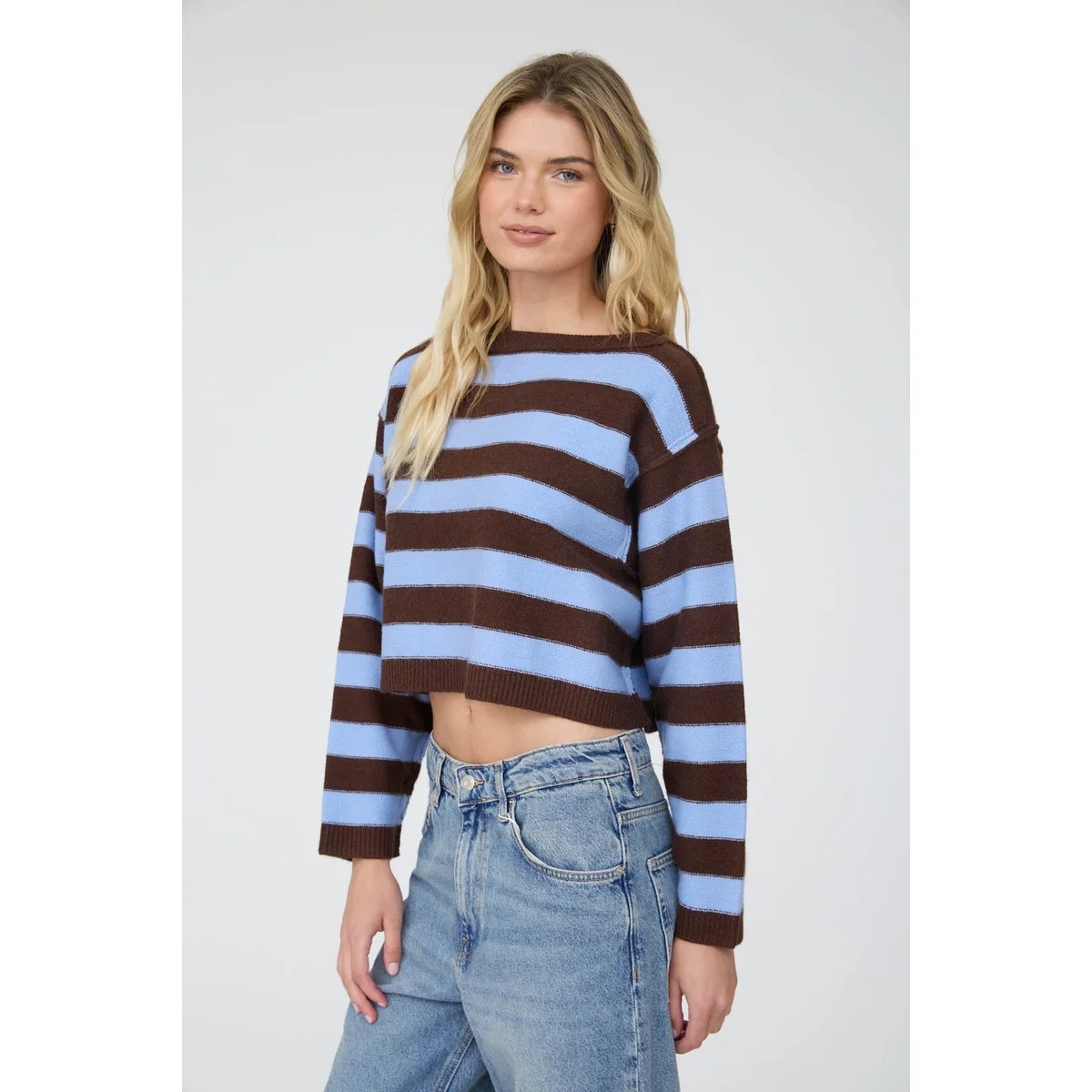 Suéter Crop de Rayas Azul y Café con Cuello Barco para Mujer - Image 5