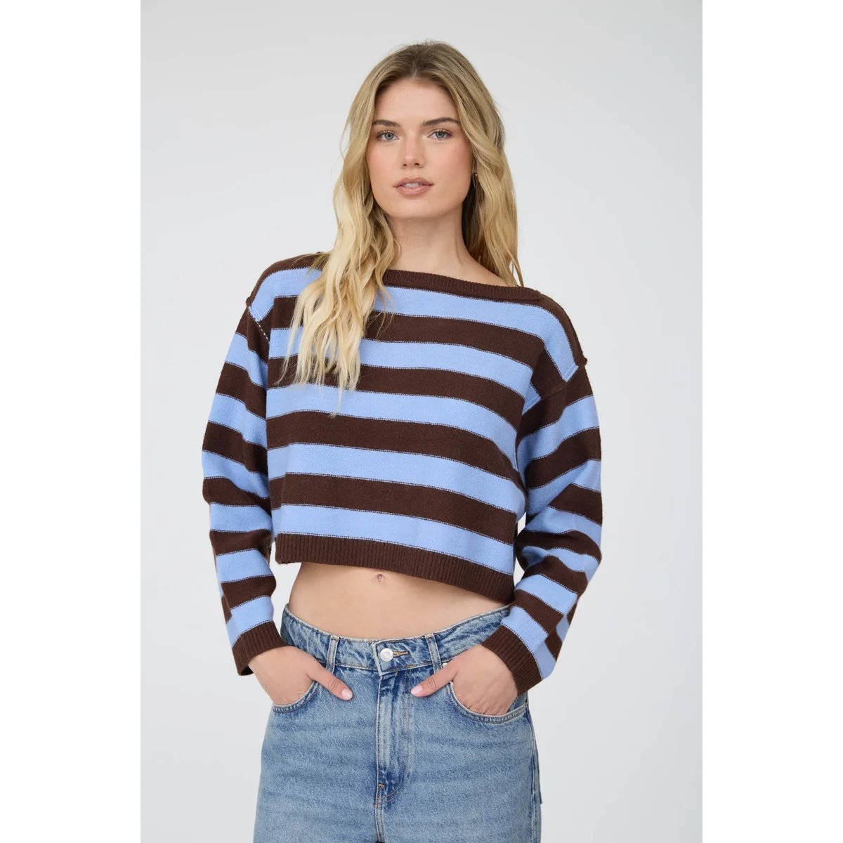 Suéter Crop de Rayas Azul y Café con Cuello Barco para Mujer - Image 7