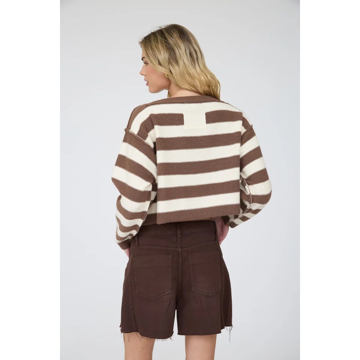 Suéter Crop de Rayas Azul y Café con Cuello Barco para Mujer - Image 10