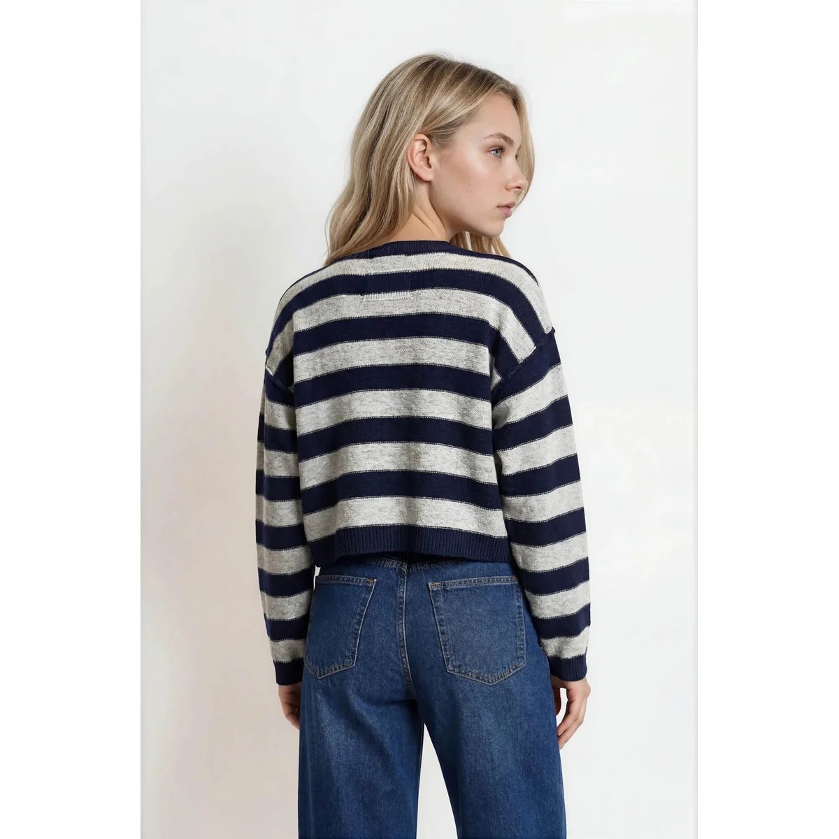 Suéter Crop de Rayas Azul y Café con Cuello Barco para Mujer - Image 15