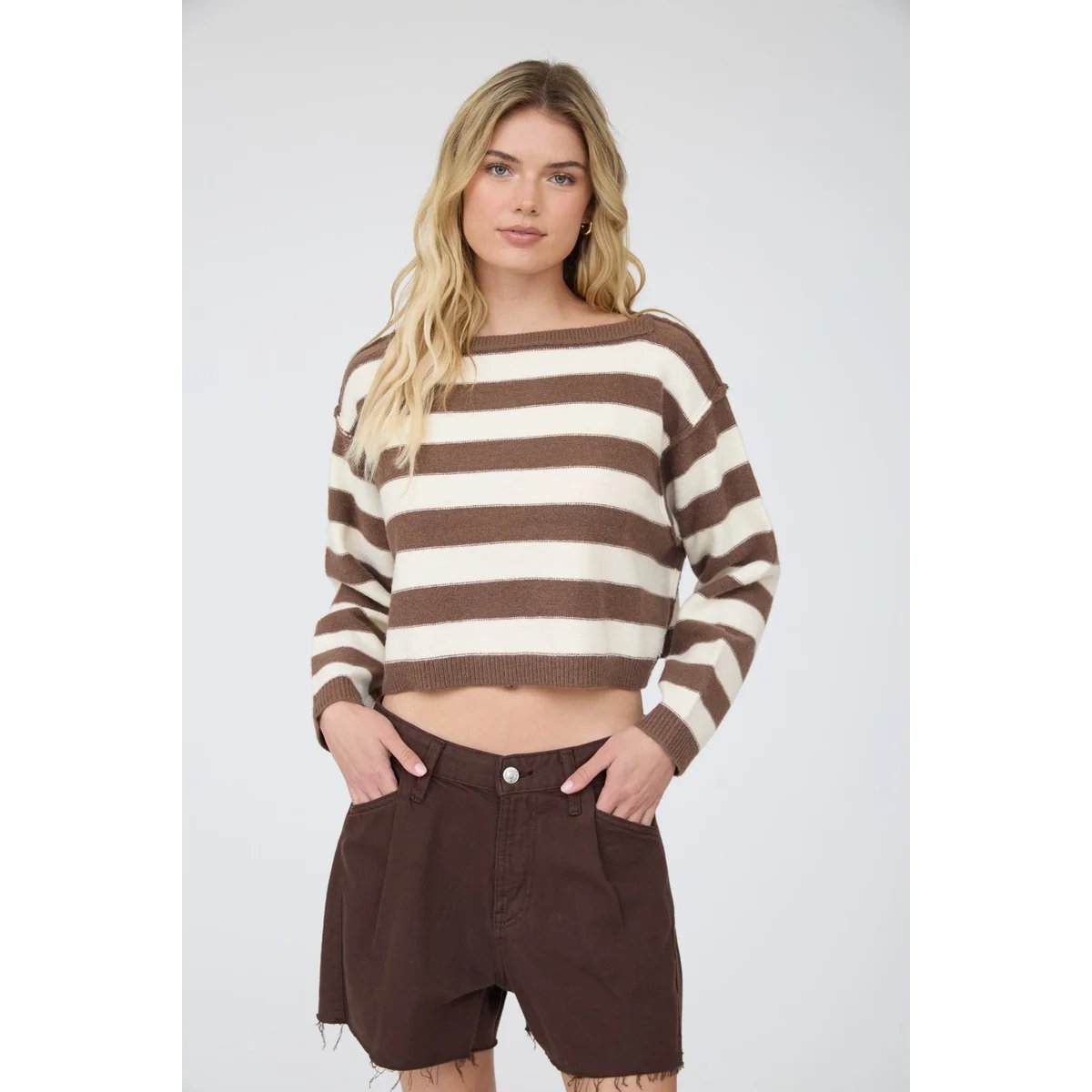 Suéter Crop de Rayas Azul y Café con Cuello Barco para Mujer - Image 12