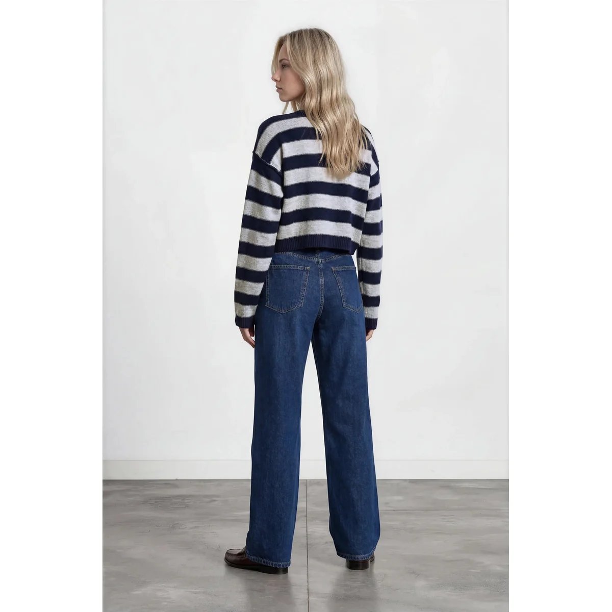 Suéter Crop de Rayas Azul y Café con Cuello Barco para Mujer - Image 18