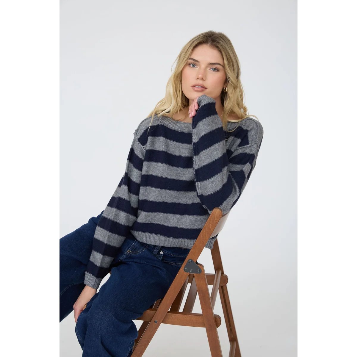 Suéter Crop de Rayas Azul y Café con Cuello Barco para Mujer - Image 20