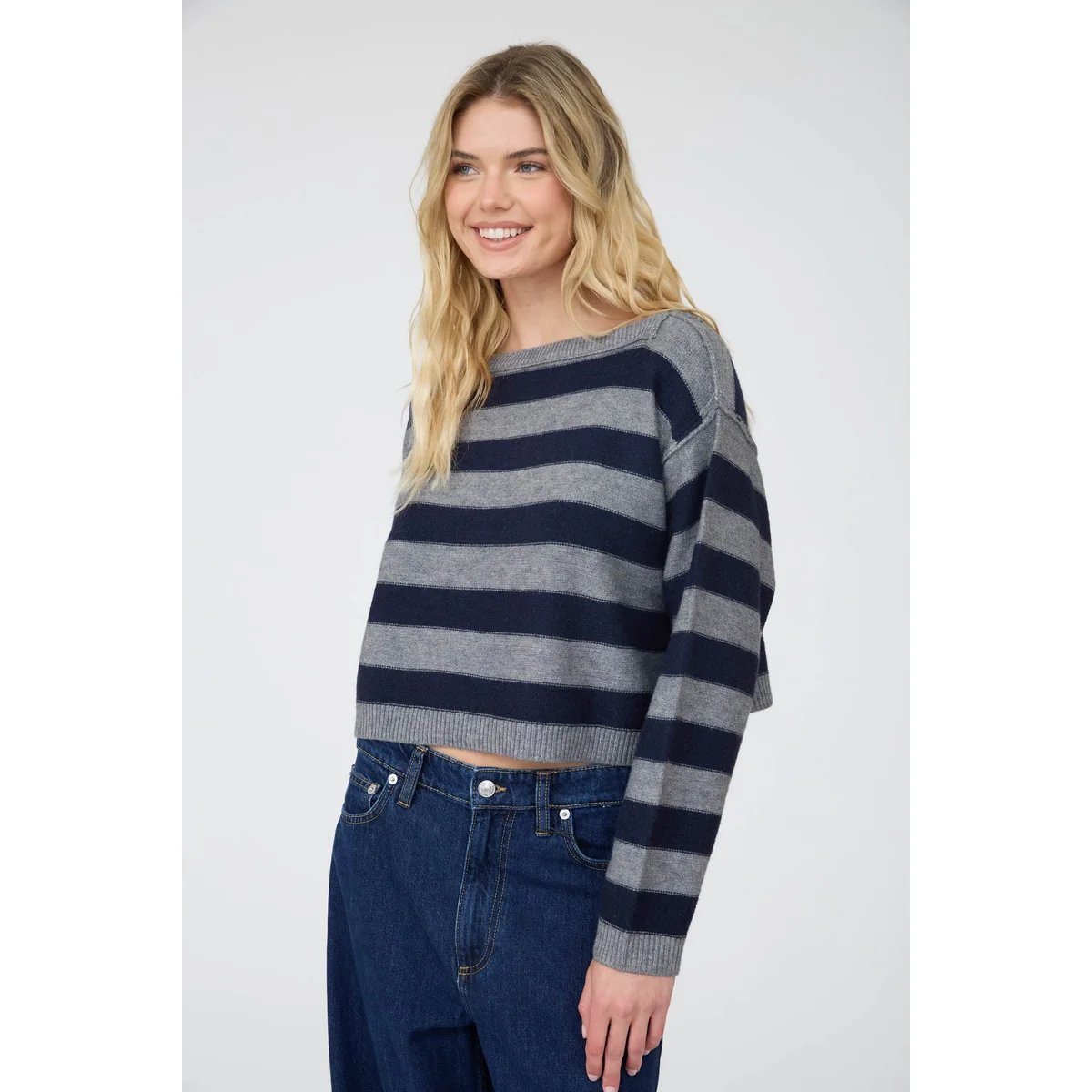 Suéter Crop de Rayas Azul y Café con Cuello Barco para Mujer - Image 22