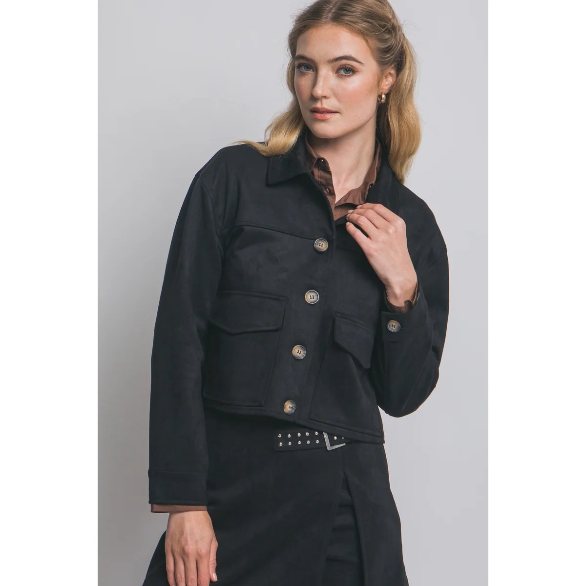 Chamarra Cropped de Faux Suede Negra con Botones para Mujer - Image 2