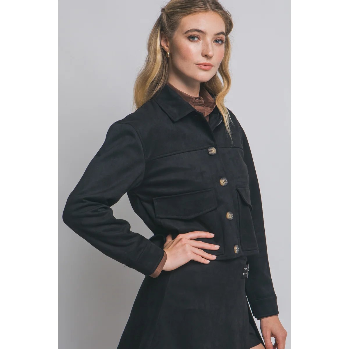 Chamarra Cropped de Faux Suede Negra con Botones para Mujer - Image 3