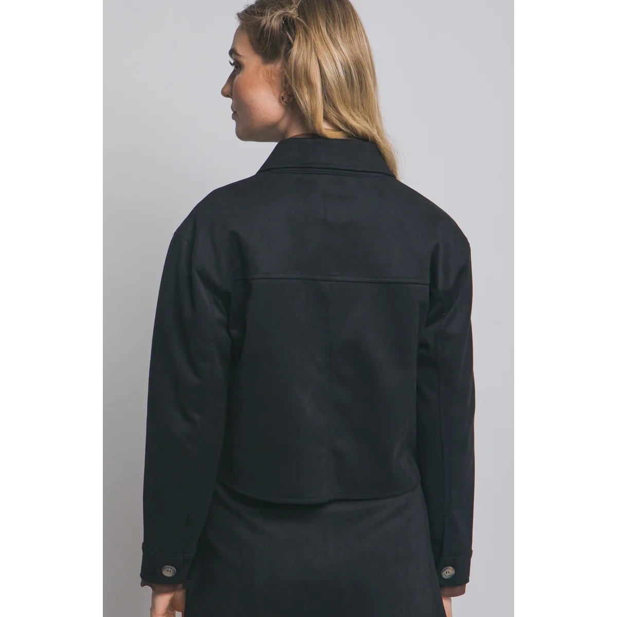 Chamarra Cropped de Faux Suede Negra con Botones para Mujer - Image 4