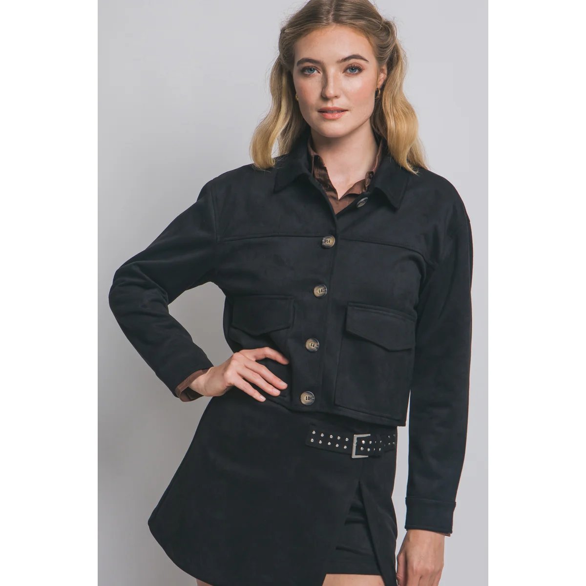 Chamarra Cropped de Faux Suede Negra con Botones para Mujer - Image 6