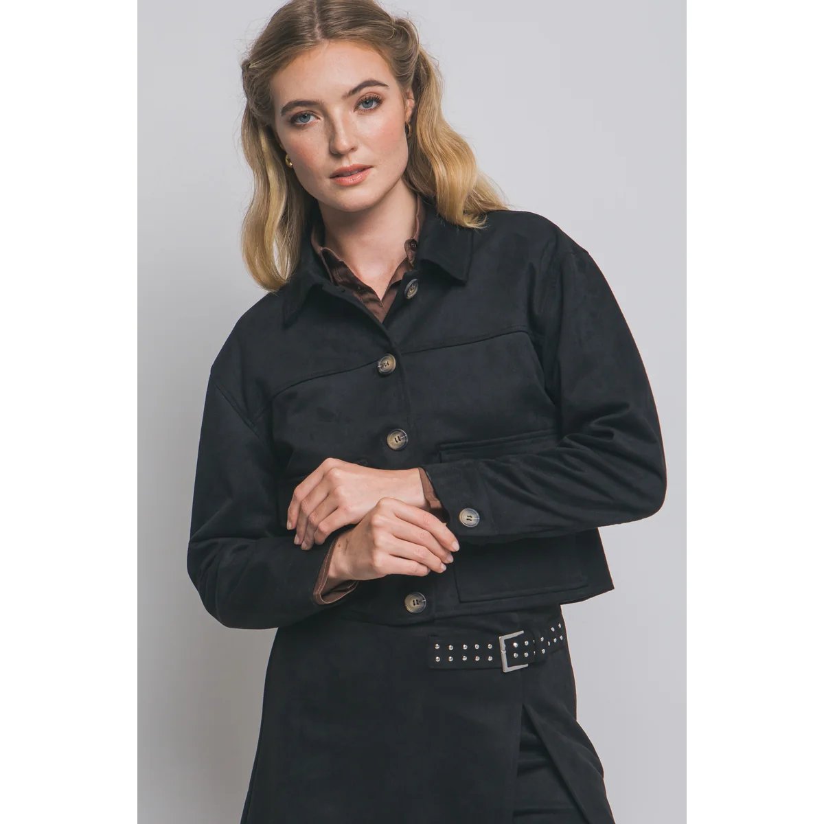 Chamarra Cropped de Faux Suede Negra con Botones para Mujer - Image 7