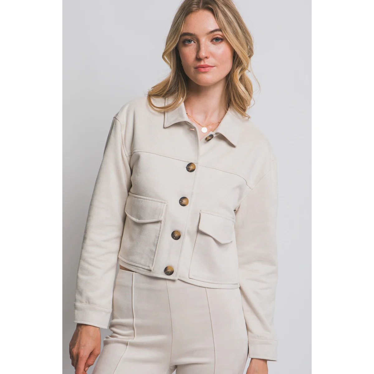 Chamarra Cropped de Faux Suede Negra con Botones para Mujer - Image 31