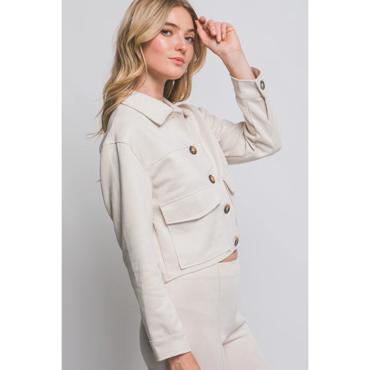 Chamarra Cropped de Faux Suede Negra con Botones para Mujer - Image 32