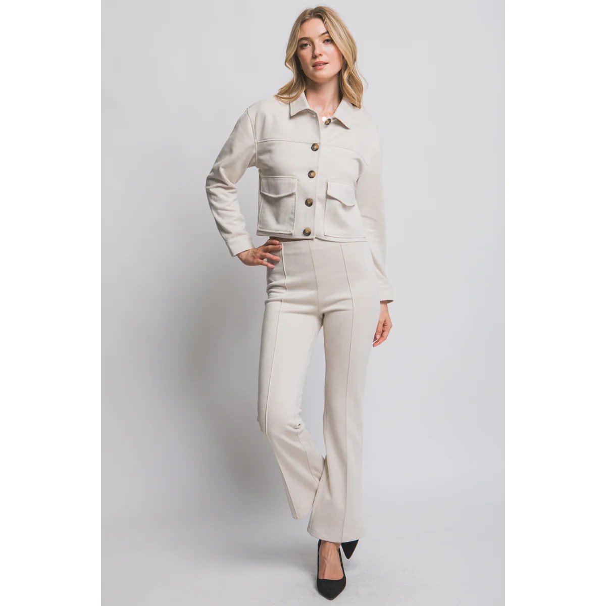 Chamarra Cropped de Faux Suede Negra con Botones para Mujer - Image 35