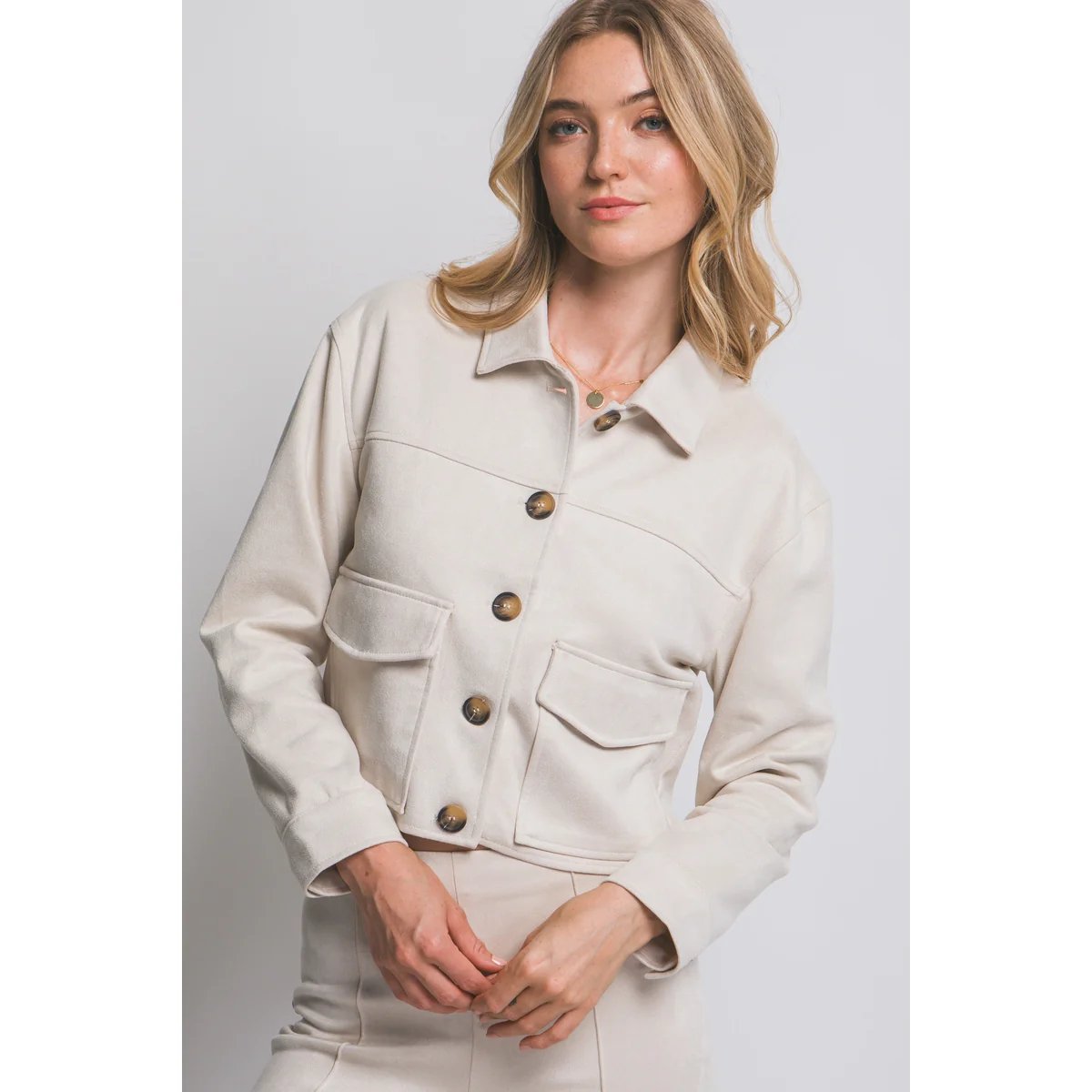 Chamarra Cropped de Faux Suede Negra con Botones para Mujer - Image 36