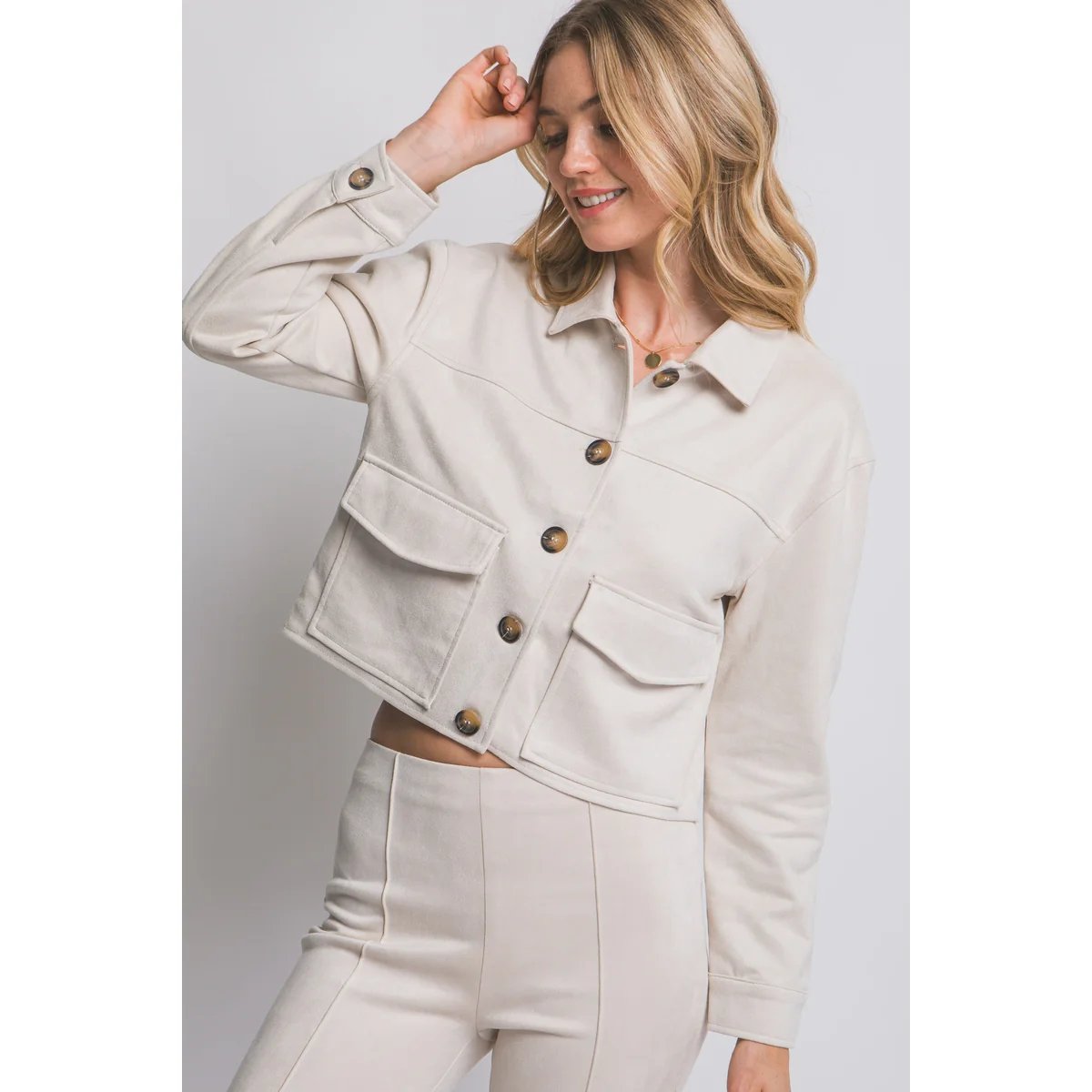 Chamarra Cropped de Faux Suede Negra con Botones para Mujer - Image 37