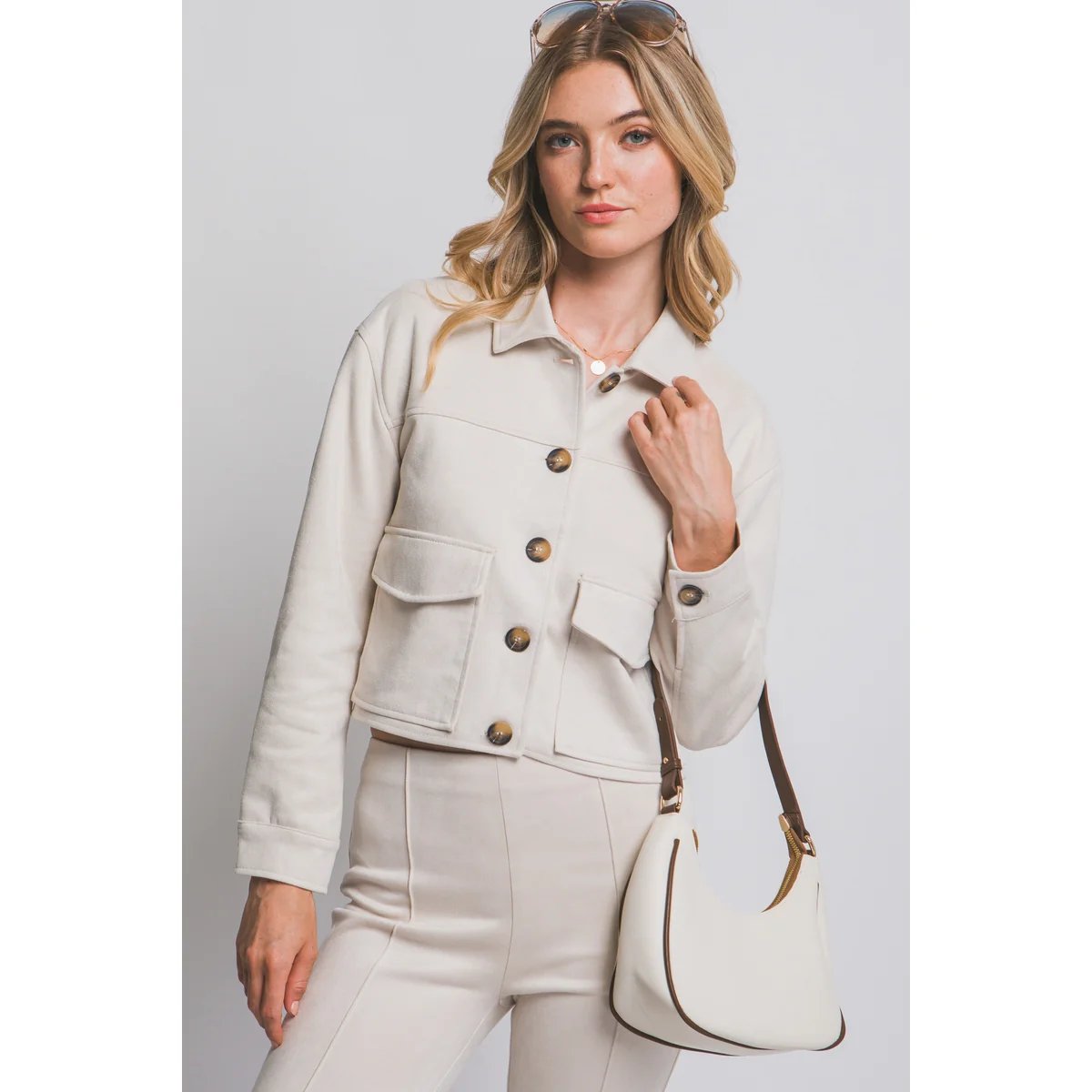 Chamarra Cropped de Faux Suede Negra con Botones para Mujer - Image 38