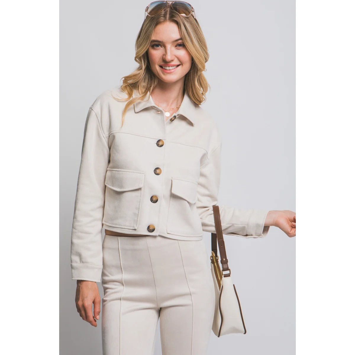 Chamarra Cropped de Faux Suede Negra con Botones para Mujer - Image 39