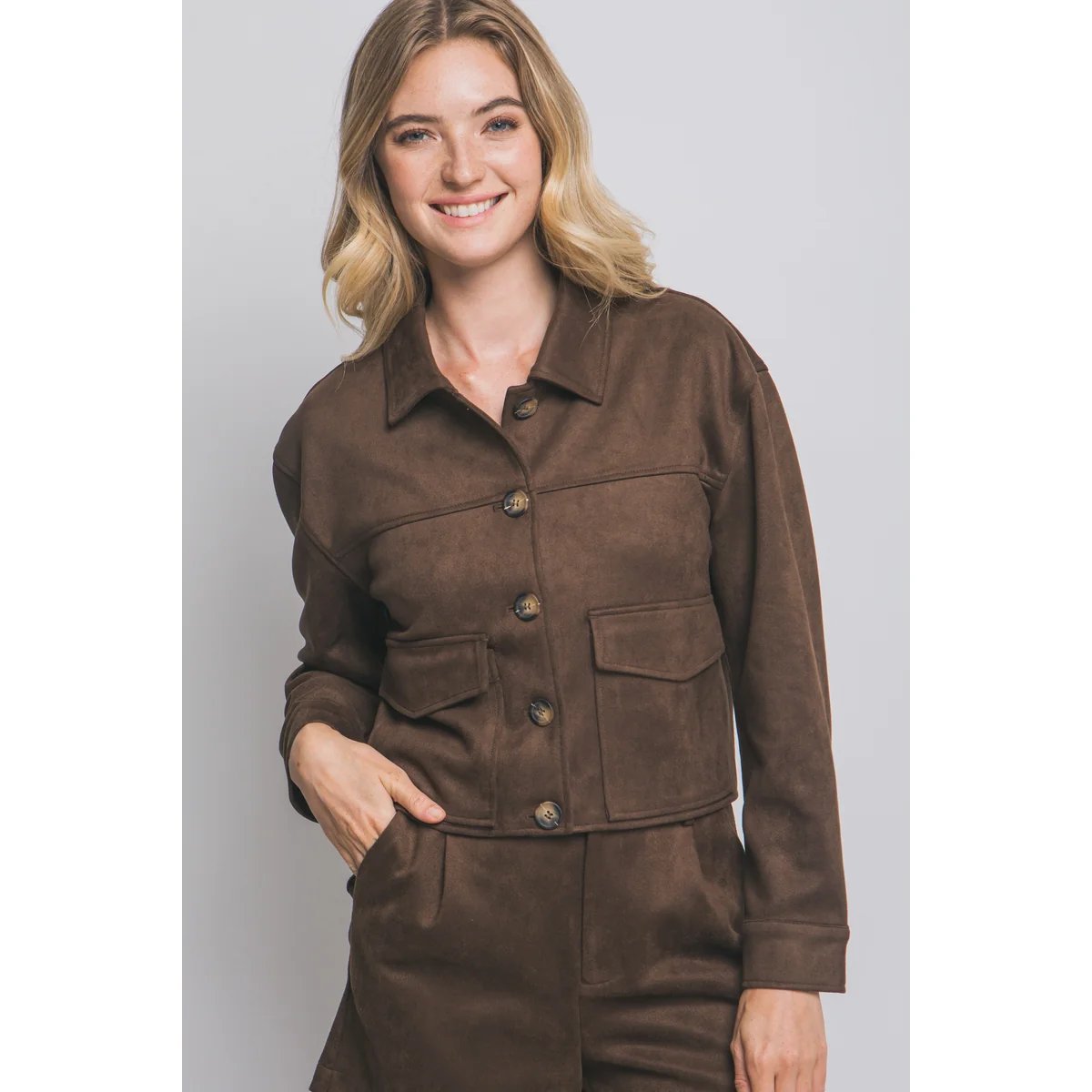 Chamarra Cropped de Faux Suede Negra con Botones para Mujer - Image 43