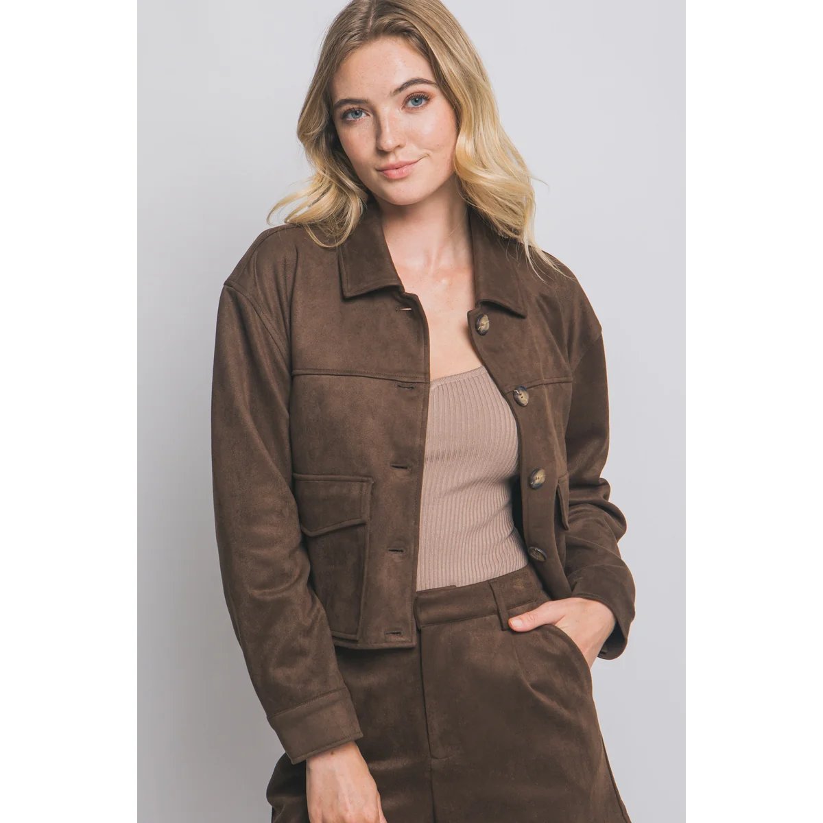 Chamarra Cropped de Faux Suede Negra con Botones para Mujer - Image 49
