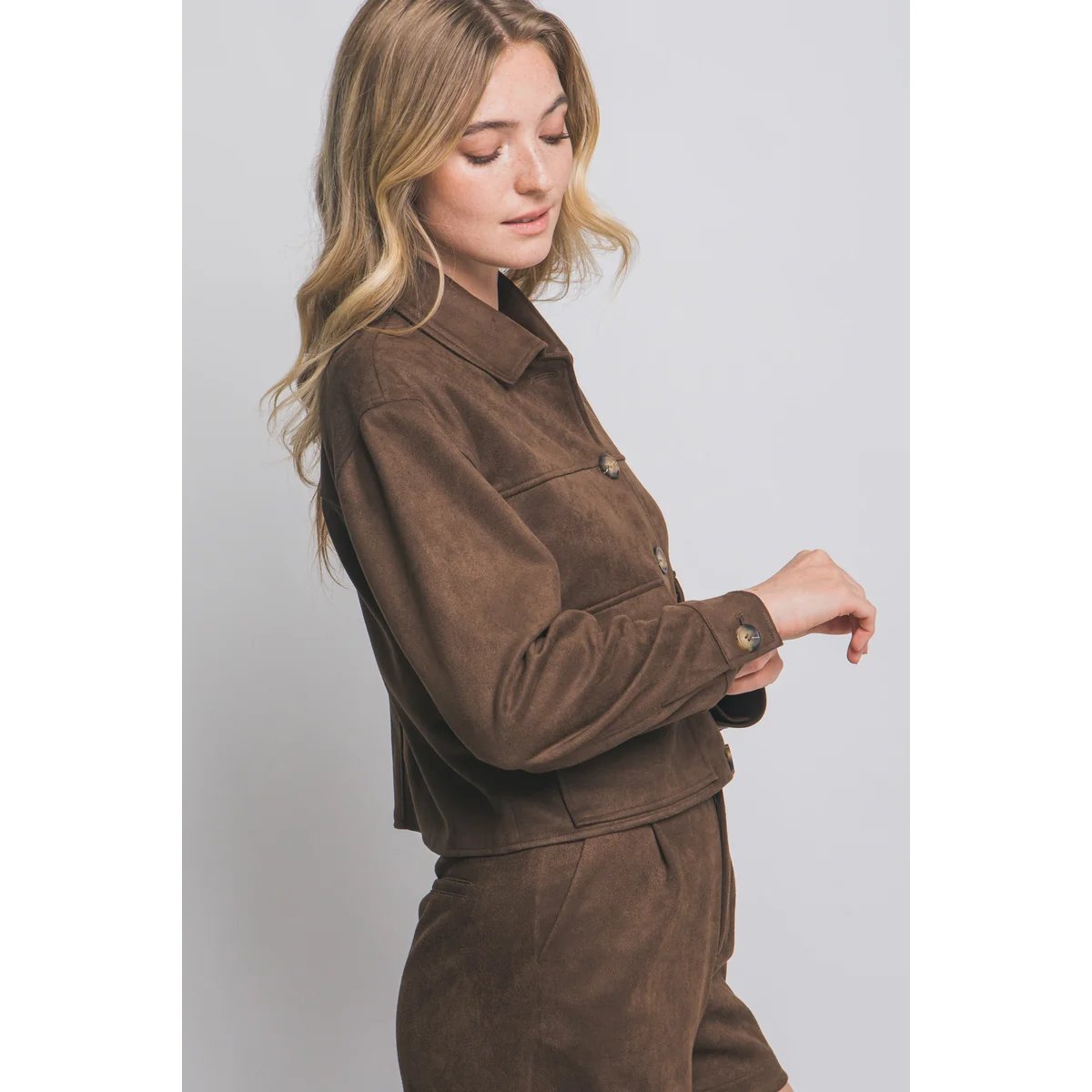 Chamarra Cropped de Faux Suede Negra con Botones para Mujer - Image 50