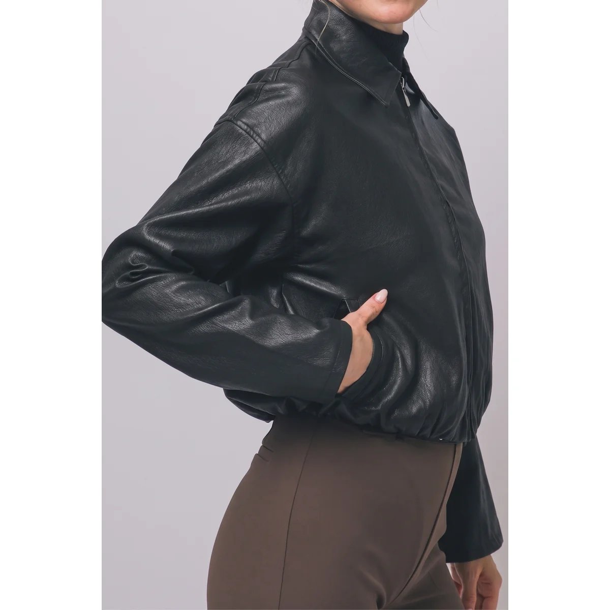 Chamarra Cropped de Vinil Estilo Bomber con Zipper para Mujer - Image 4