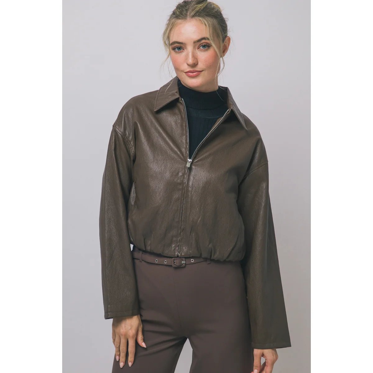 Chamarra Cropped de Vinil Estilo Bomber con Zipper para Mujer - Image 5