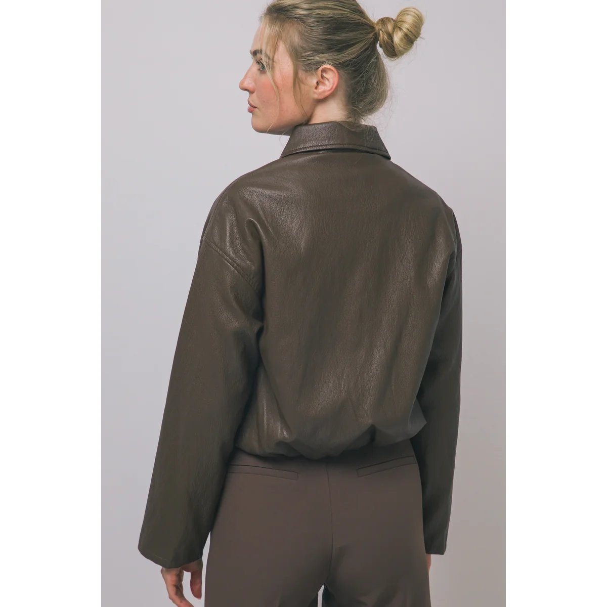 Chamarra Cropped de Vinil Estilo Bomber con Zipper para Mujer - Image 7