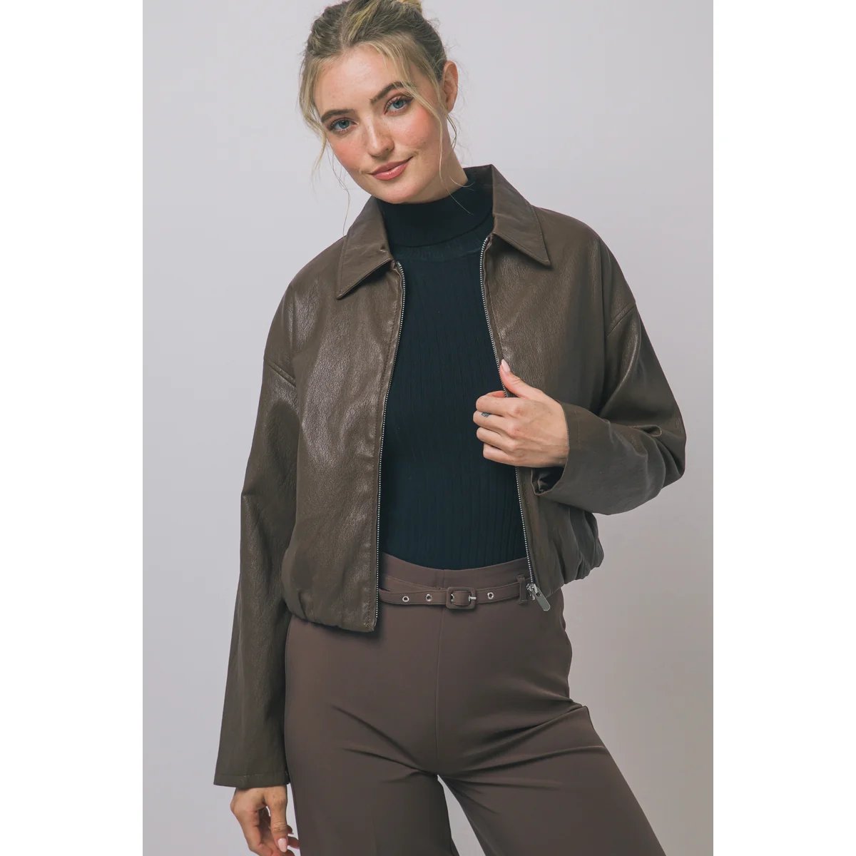 Chamarra Cropped de Vinil Estilo Bomber con Zipper para Mujer - Image 9