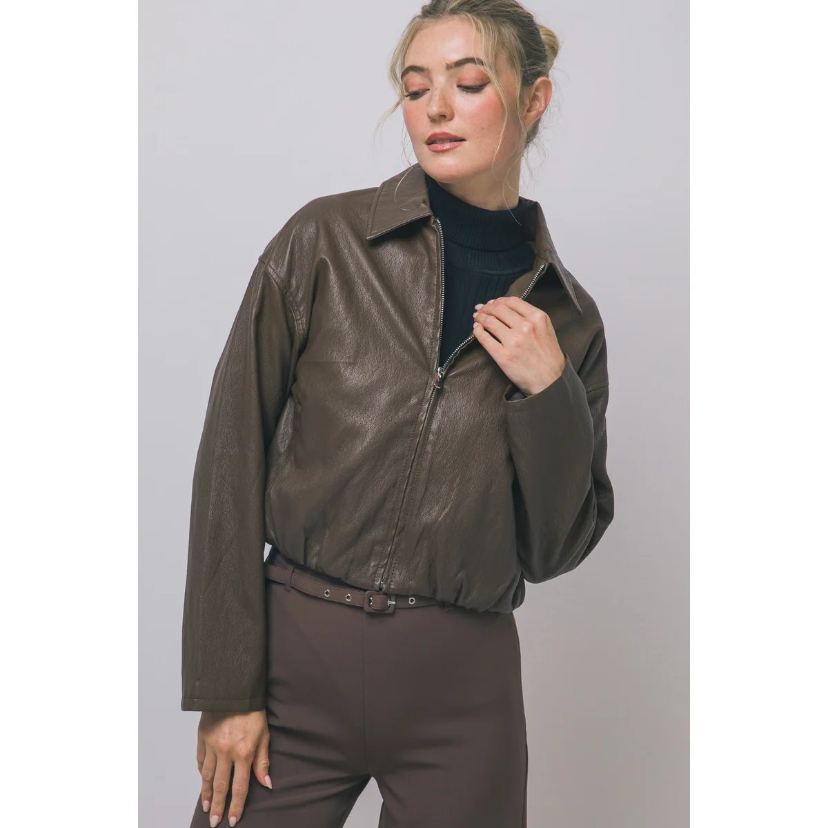 Chamarra Cropped de Vinil Estilo Bomber con Zipper para Mujer - Image 10
