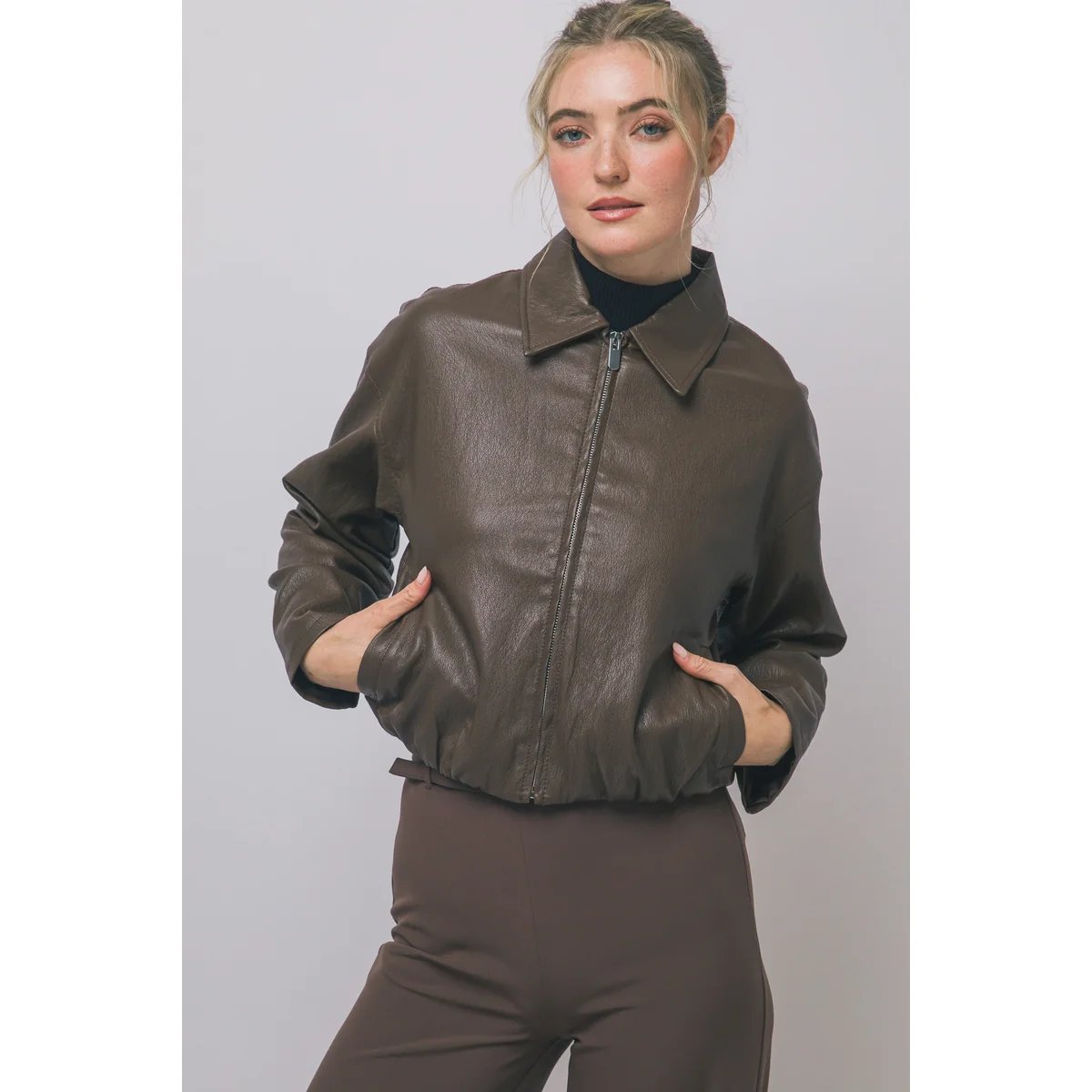 Chamarra Cropped de Vinil Estilo Bomber con Zipper para Mujer - Image 11