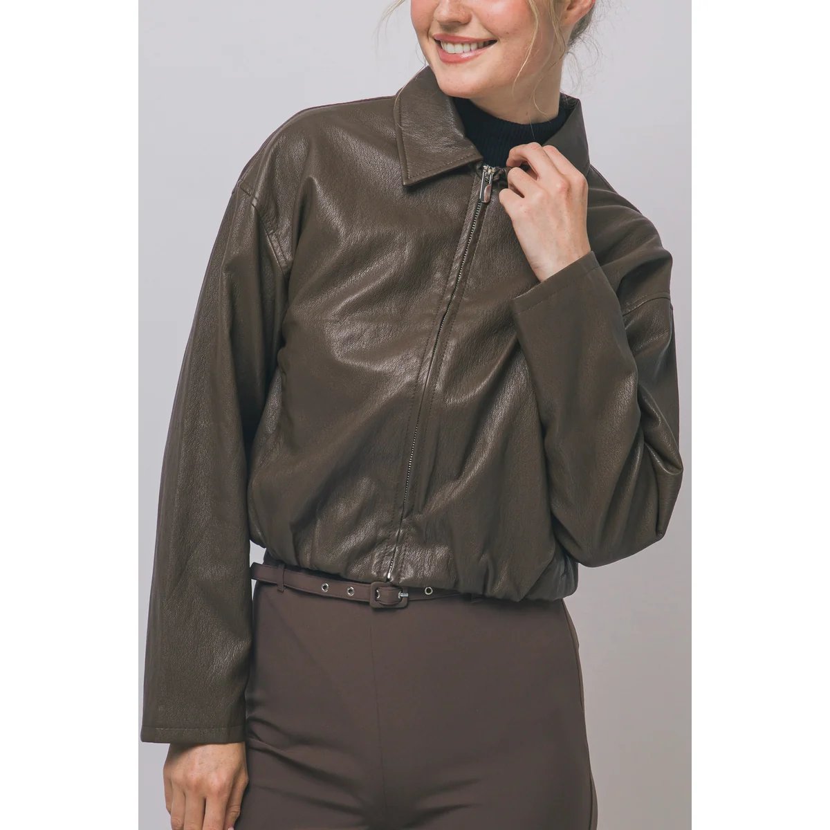 Chamarra Cropped de Vinil Estilo Bomber con Zipper para Mujer - Image 12