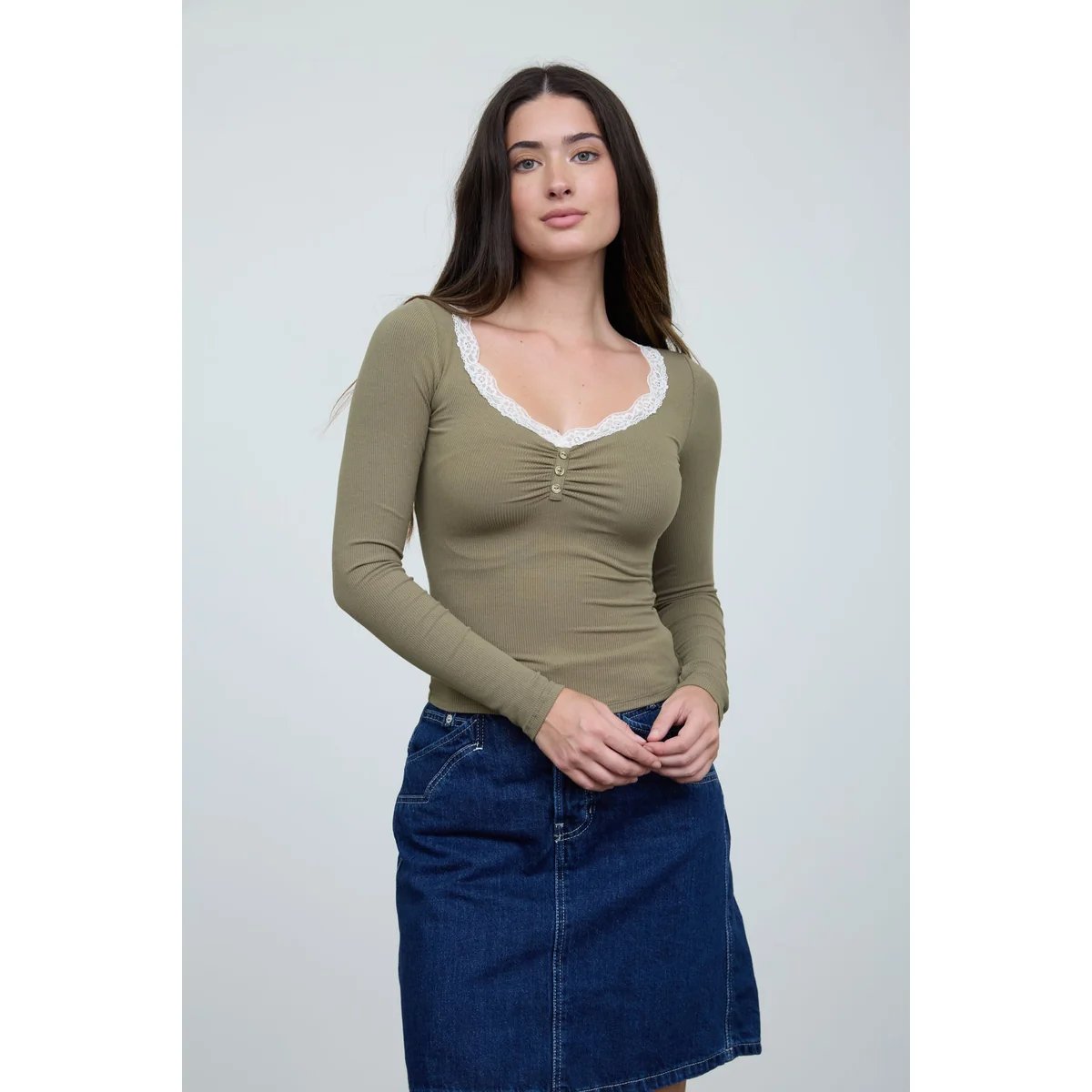 Blusa Beige de Manga Larga con Encaje y Escote en V para Mujer - Image 7