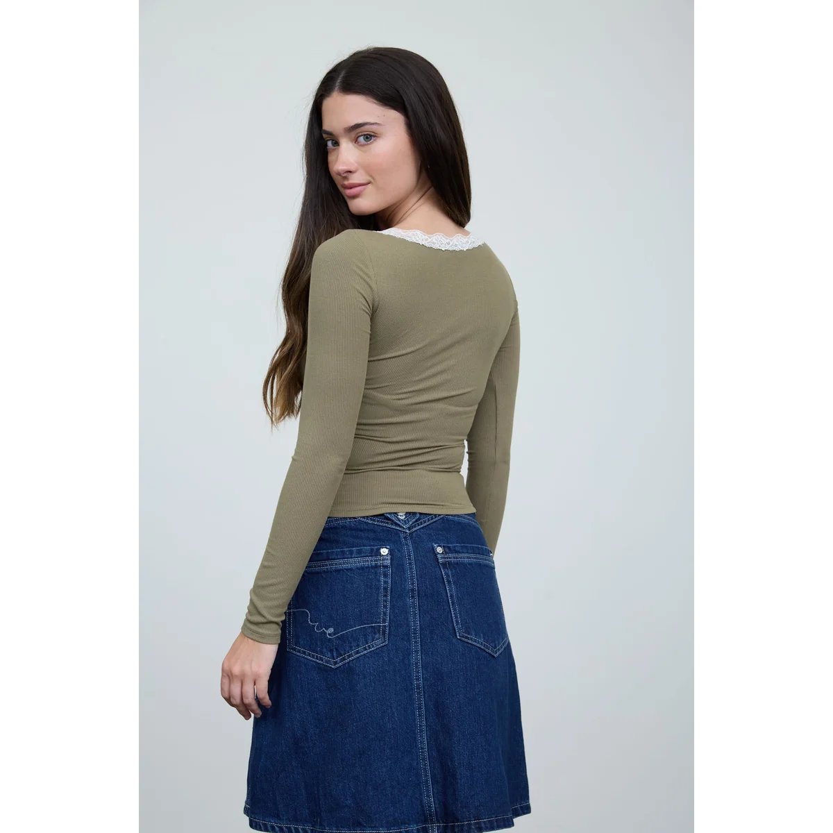 Blusa Beige de Manga Larga con Encaje y Escote en V para Mujer - Image 8