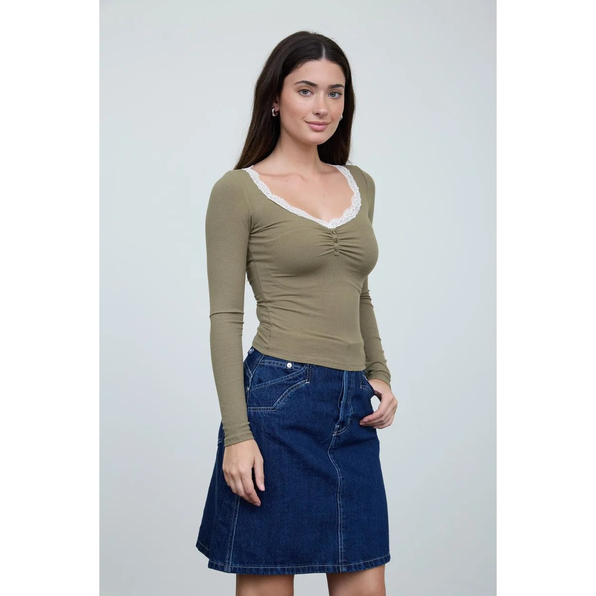 Blusa Beige de Manga Larga con Encaje y Escote en V para Mujer - Image 9