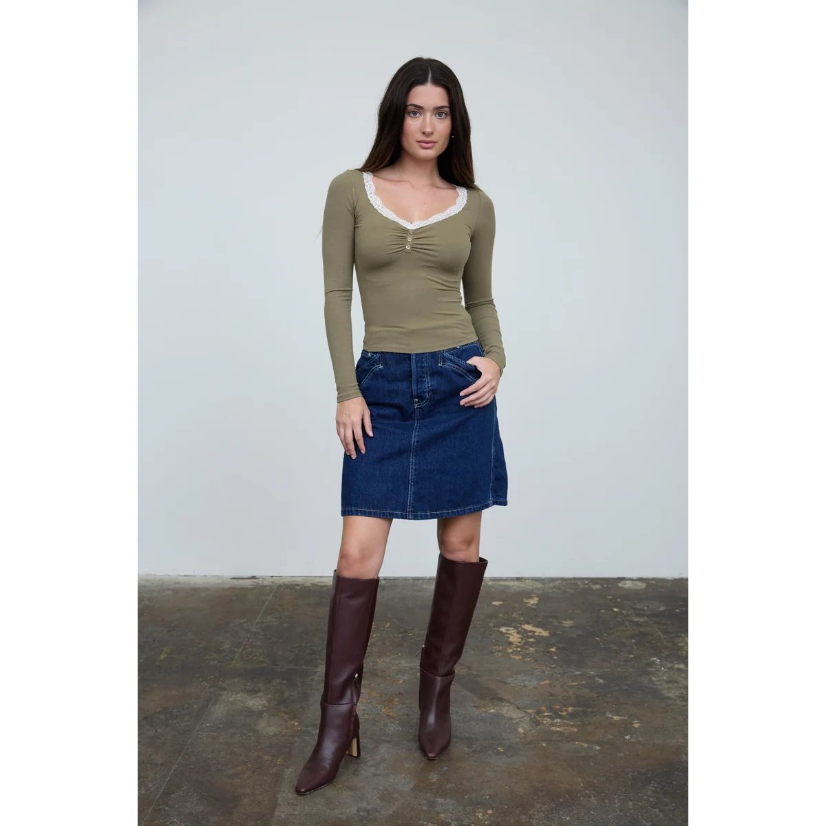 Blusa Beige de Manga Larga con Encaje y Escote en V para Mujer - Image 11