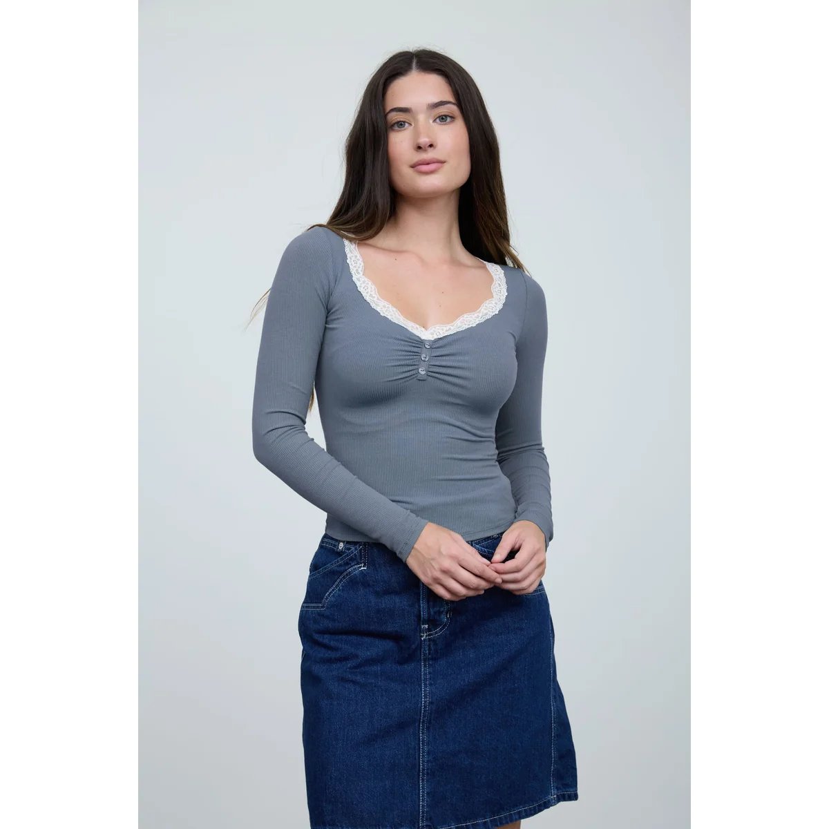 Blusa Beige de Manga Larga con Encaje y Escote en V para Mujer - Image 12
