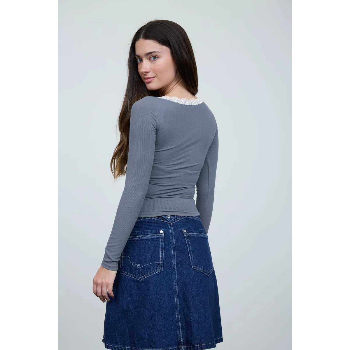 Blusa Beige de Manga Larga con Encaje y Escote en V para Mujer - Image 13