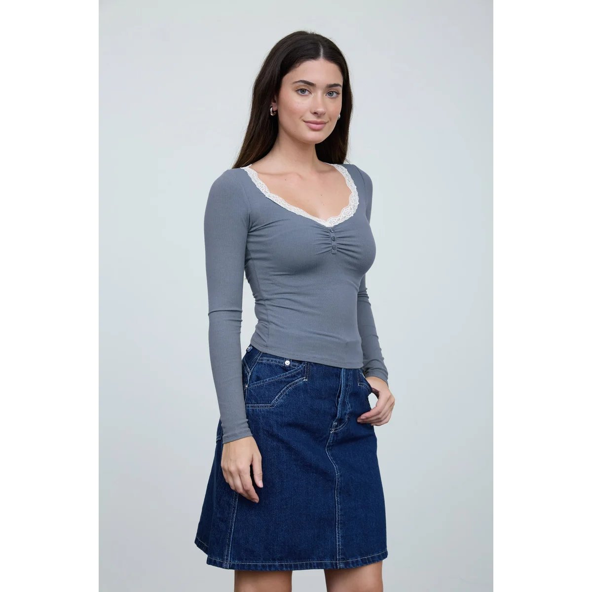 Blusa Beige de Manga Larga con Encaje y Escote en V para Mujer - Image 14
