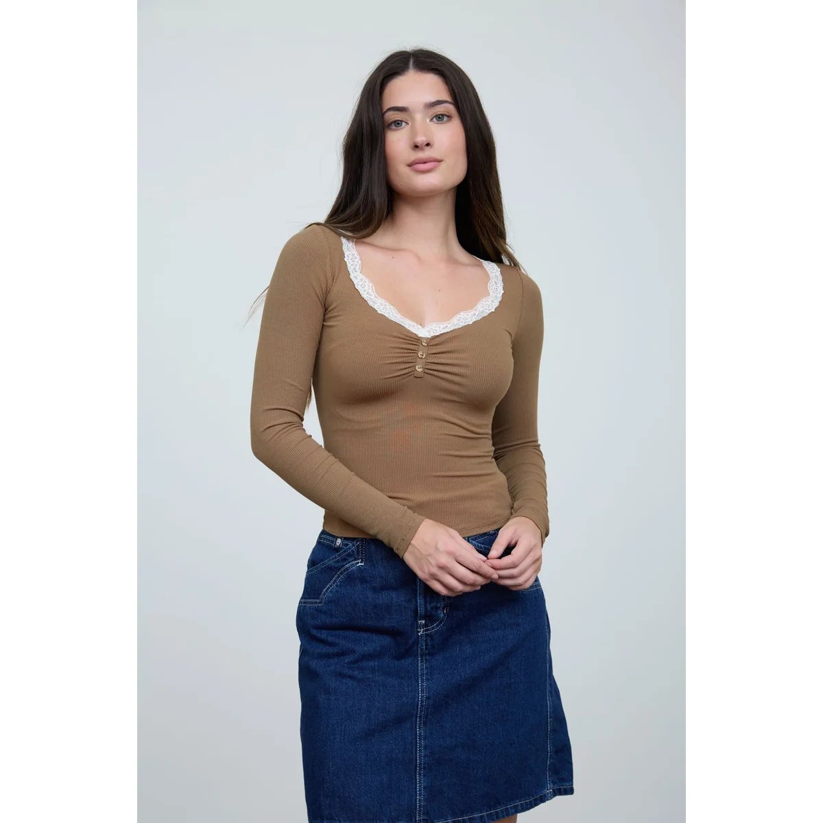 Blusa Beige de Manga Larga con Encaje y Escote en V para Mujer - Image 16