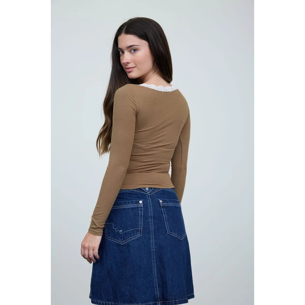 Blusa Beige de Manga Larga con Encaje y Escote en V para Mujer - Image 17