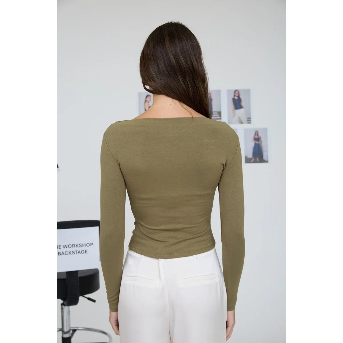 Blusa Ajustada de Manga Larga con Cuello Bote en Verde Olivo para Mujer - Image 3