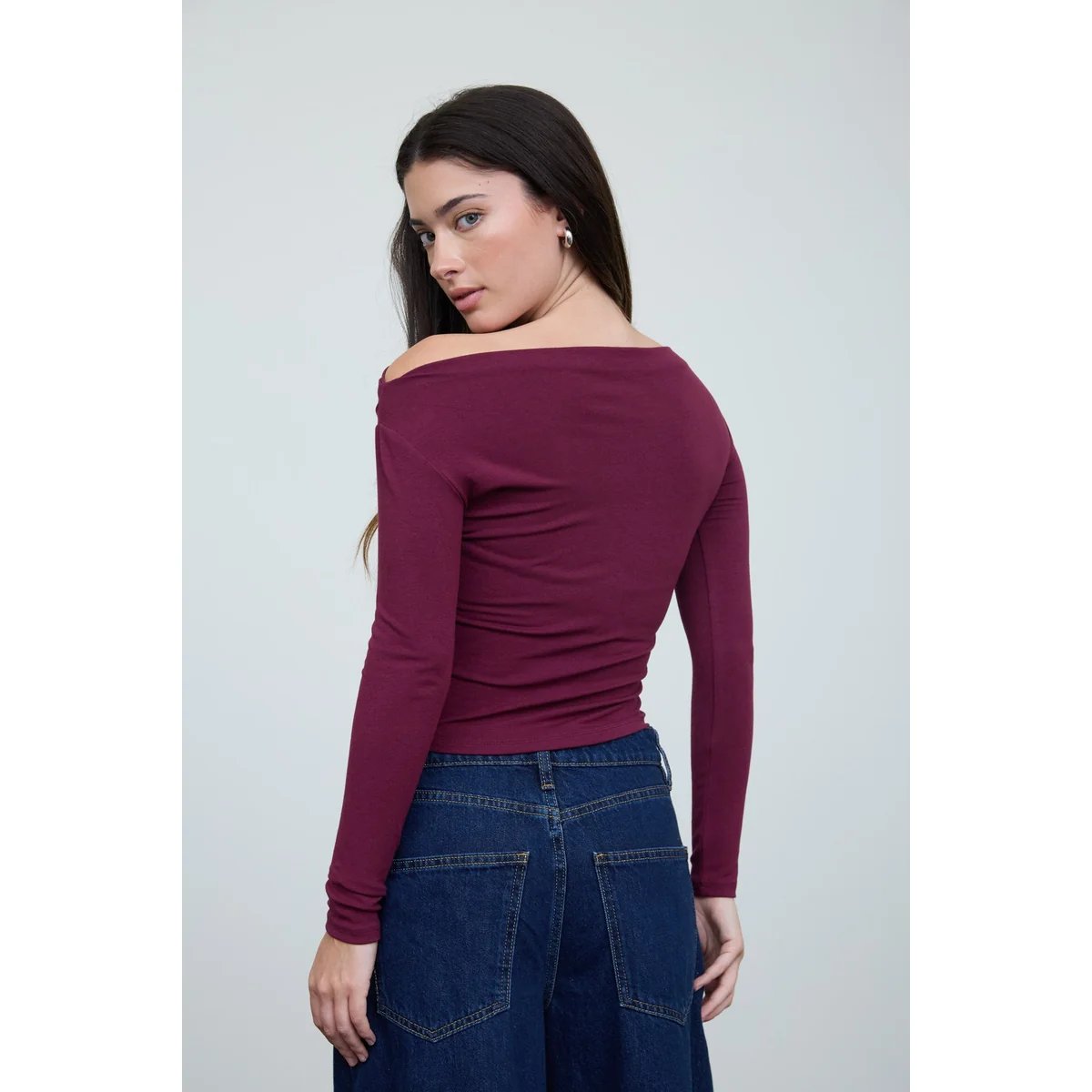 Blusa Ajustada de Manga Larga con Cuello Bote en Verde Olivo para Mujer - Image 16