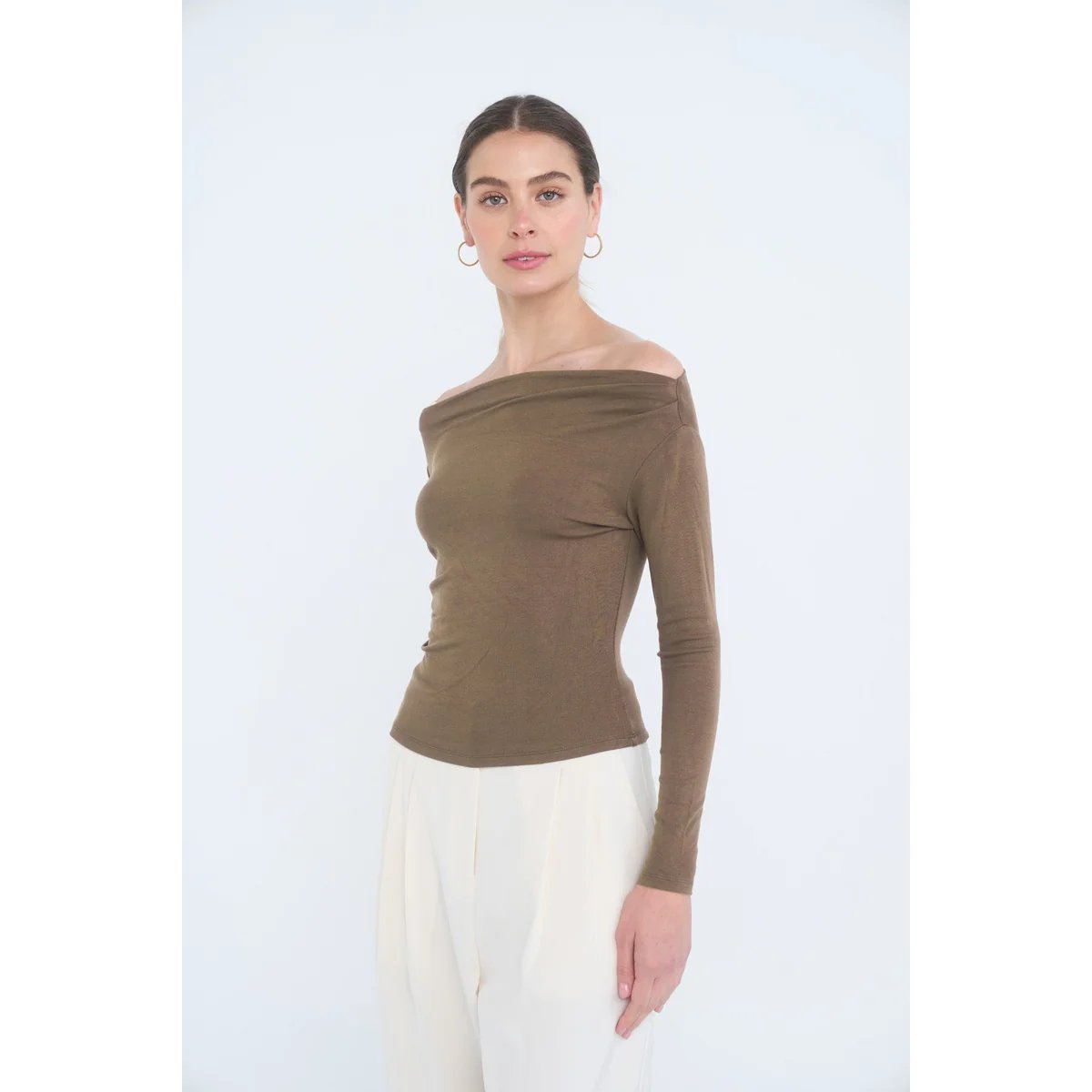 Blusa Ajustada de Manga Larga con Cuello Bote en Verde Olivo para Mujer - Image 22