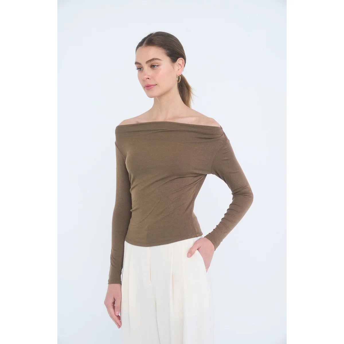 Blusa Ajustada de Manga Larga con Cuello Bote en Verde Olivo para Mujer - Image 23