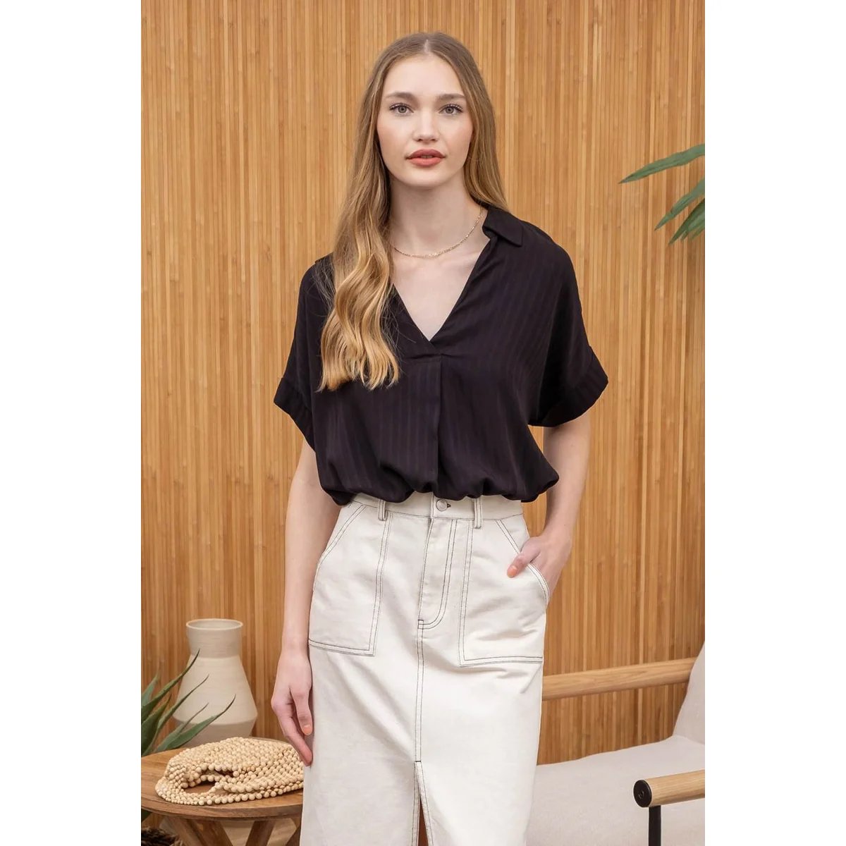 Blusa Negra con Cuello en V y Manga Corta Estilo Casual para Mujer