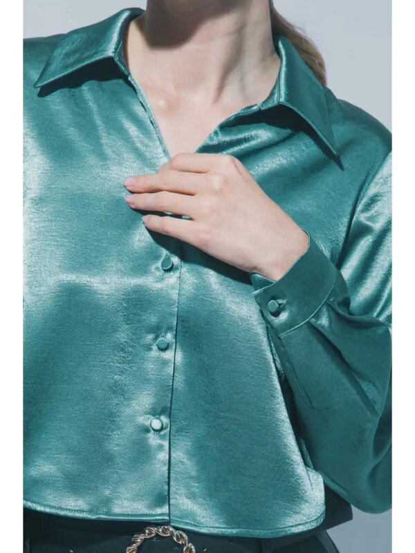 Blusa Satinada Verde Esmeralda con Cuello Camisero para Mujer