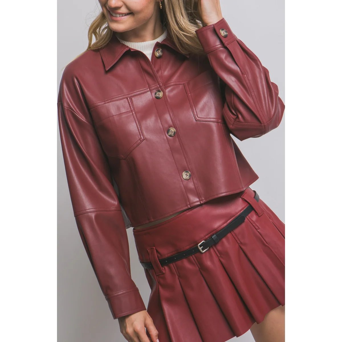 Chamarra Crop de Vinil Vino con Botones para Mujer